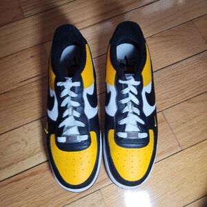 Nike Yellow and Black Sneakers Youth 7 Woman 8.5 Very Good Condition